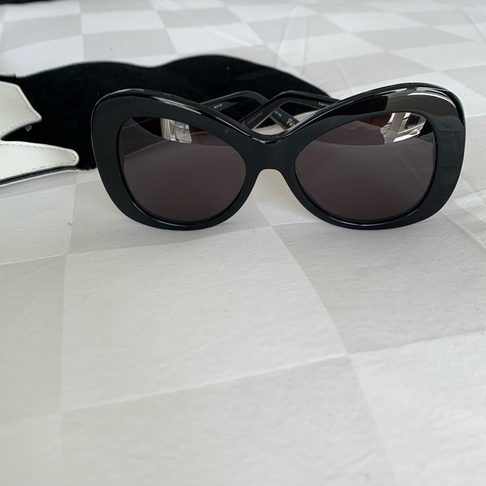 Classic Black Oversized Women's Sunglasses